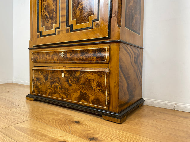 WMK I Wunderschöner Biedermeier Wäscheschrank aus vollem Holz in Nussbaum mit Schubladen, um 1850 I Schrank Kleiderschrank Highboard Cabinet Wardrobe Vertiko Armoire Historismus Antik Vintage Berlin