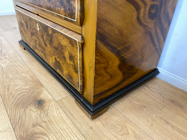 WMK I Wunderschöner Biedermeier Wäscheschrank aus vollem Holz in Nussbaum mit Schubladen, um 1850 I Schrank Kleiderschrank Highboard Cabinet Wardrobe Vertiko Armoire Historismus Antik Vintage Berlin