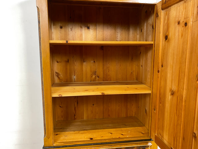 WMK I Wunderschöner Biedermeier Wäscheschrank aus vollem Holz in Nussbaum mit Schubladen, um 1850 I Schrank Kleiderschrank Highboard Cabinet Wardrobe Vertiko Armoire Historismus Antik Vintage Berlin