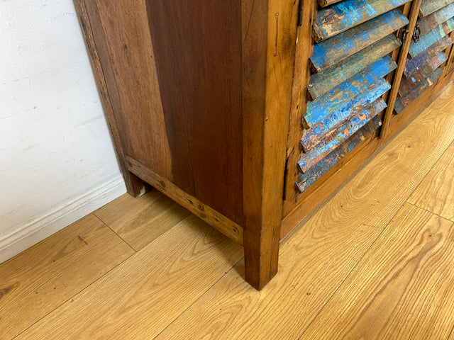 Besondere Anrichte handgefertigt aus altem Bootsholz mit Lamellen Türen & Schubladen I Teakholz I Schrank Sideboard Kommode Büfett Küchenschrank Wäscheschrank I