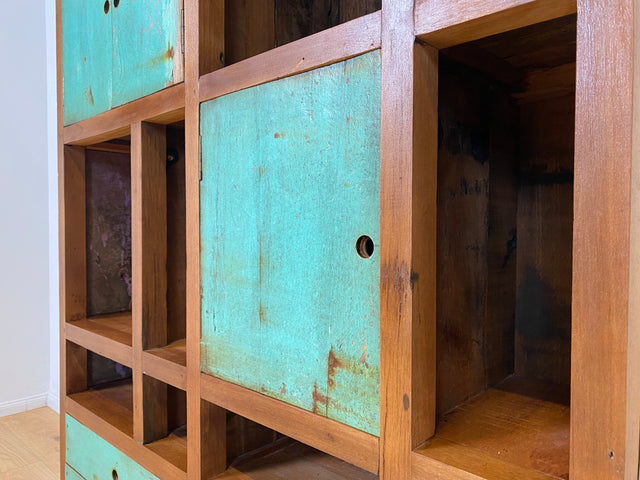 Boatwood by WMK I Einzigartiger Bücherschrank handgefertigt aus altem Bootsholz I Teakholz massiv I Bücherregal Regal Highboard Holzregal Küchenregal Raumtrenner Treibholz I Berlin München Frankfurt