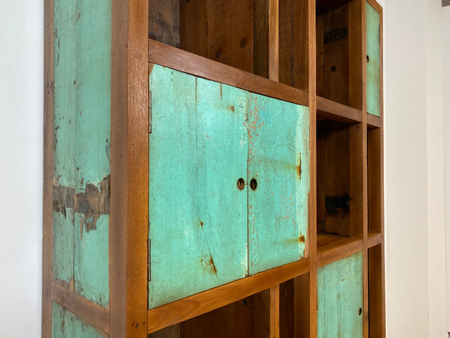 Boatwood by WMK I Einzigartiger Bücherschrank handgefertigt aus altem Bootsholz I Teakholz massiv I Bücherregal Regal Highboard Holzregal Küchenregal Raumtrenner Treibholz I Berlin München Frankfurt