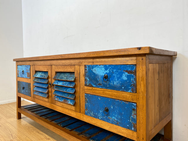 Besonderer Küchenschrank handgefertigt aus altem Bootsholz mit Schubladen und Lamellen I Teakholz massiv I Sideboard Schrank Büfett Buffet Anrichte Kommode Küche I