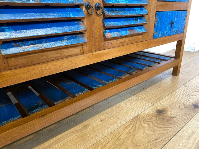 Besonderer Küchenschrank handgefertigt aus altem Bootsholz mit Schubladen und Lamellen I Teakholz massiv I Sideboard Schrank Büfett Buffet Anrichte Kommode Küche I
