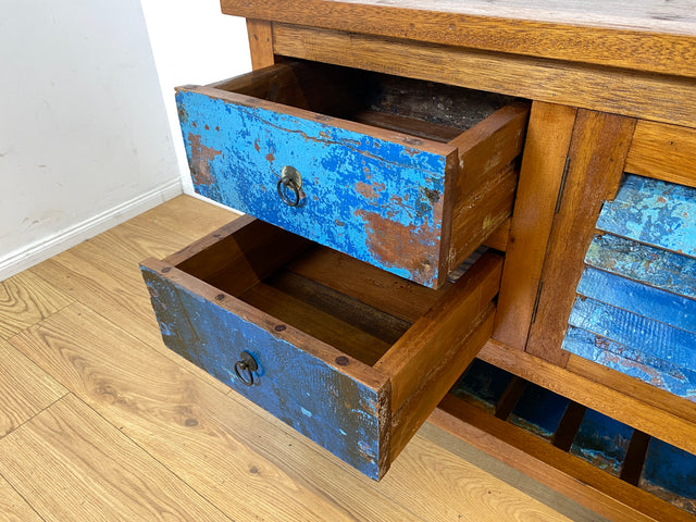 Besonderer Küchenschrank handgefertigt aus altem Bootsholz mit Schubladen und Lamellen I Teakholz massiv I Sideboard Schrank Büfett Buffet Anrichte Kommode Küche I