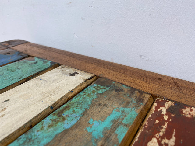 Einzigartige und nachhaltige Ablage handgefertigt aus altem Bootsholz in Originalfarben