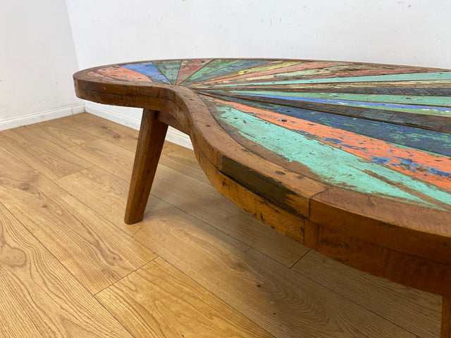 Formschöner und nachhaltiger Couchtisch handgefertigt aus altem Bootsholz in Originalfarben I Teakholz massiv I Nierentisch Wohnzimmertisch Kiddney Coffee Table I