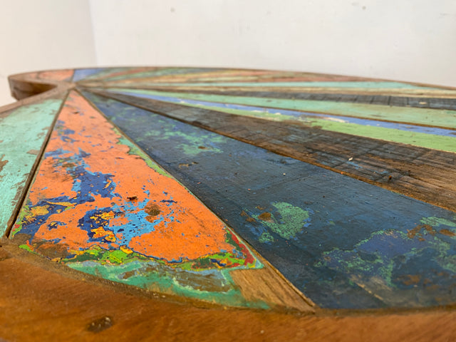 Formschöner und nachhaltiger Couchtisch handgefertigt aus altem Bootsholz in Originalfarben I Teakholz massiv I Nierentisch Wohnzimmertisch Kiddney Coffee Table I