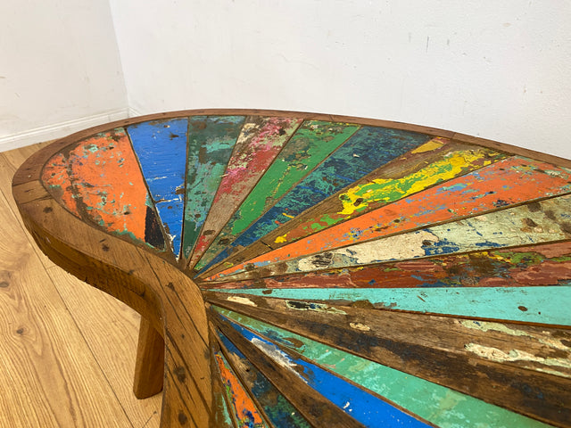 Formschöner und nachhaltiger Couchtisch handgefertigt aus altem Bootsholz in Originalfarben I Teakholz massiv I Nierentisch Wohnzimmertisch Kiddney Coffee Table I