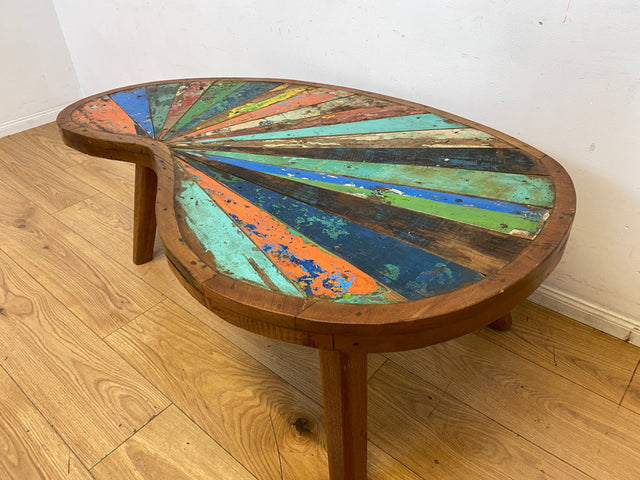Formschöner und nachhaltiger Couchtisch handgefertigt aus altem Bootsholz in Originalfarben I Teakholz massiv I Nierentisch Wohnzimmertisch Kiddney Coffee Table I