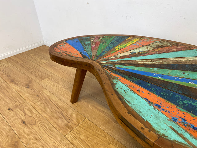 Formschöner und nachhaltiger Couchtisch handgefertigt aus altem Bootsholz in Originalfarben I Teakholz massiv I Nierentisch Wohnzimmertisch Kiddney Coffee Table I