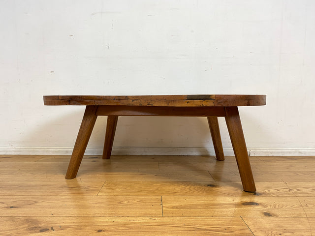 Formschöner und nachhaltiger Couchtisch handgefertigt aus altem Bootsholz in Originalfarben I Teakholz massiv I Nierentisch Wohnzimmertisch Kiddney Coffee Table I