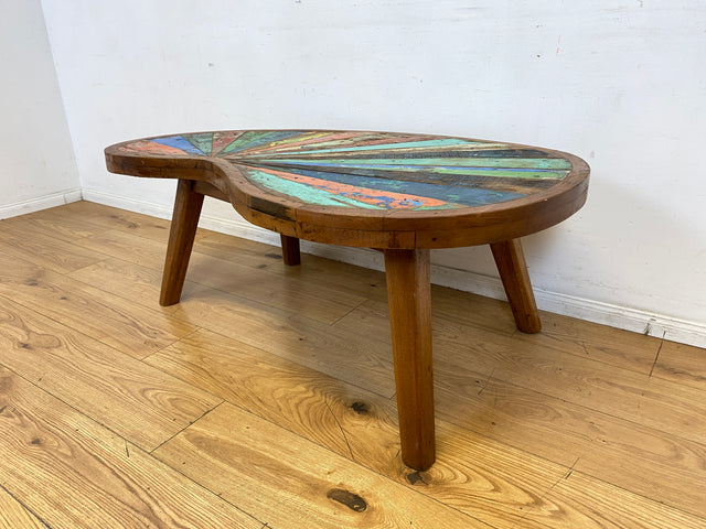 Formschöner und nachhaltiger Couchtisch handgefertigt aus altem Bootsholz in Originalfarben I Teakholz massiv I Nierentisch Wohnzimmertisch Kiddney Coffee Table I