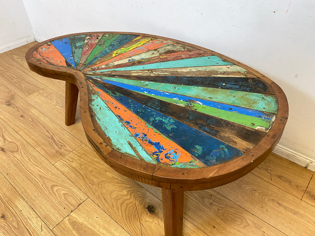 Formschöner und nachhaltiger Couchtisch handgefertigt aus altem Bootsholz in Originalfarben I Teakholz massiv I Nierentisch Wohnzimmertisch Kiddney Coffee Table I