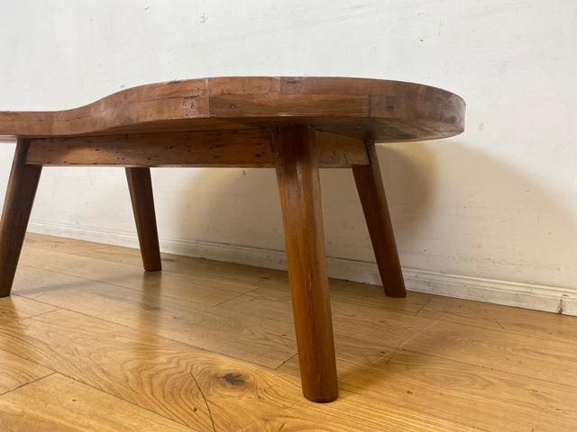 Formschöner und nachhaltiger Couchtisch handgefertigt aus altem Bootsholz in Originalfarben I Teakholz massiv I Wohnzimmertisch Nierentisch Kiddney Coffee Table I