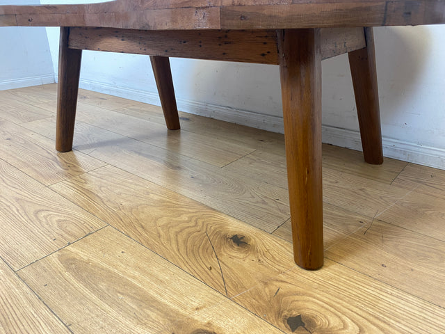 Formschöner und nachhaltiger Couchtisch handgefertigt aus altem Bootsholz in Originalfarben I Teakholz massiv I Wohnzimmertisch Nierentisch Kiddney Coffee Table I