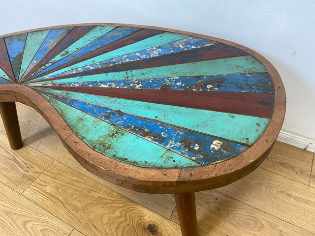 Formschöner und nachhaltiger Couchtisch handgefertigt aus altem Bootsholz in Originalfarben I Teakholz massiv I Wohnzimmertisch Nierentisch Kiddney Coffee Table I