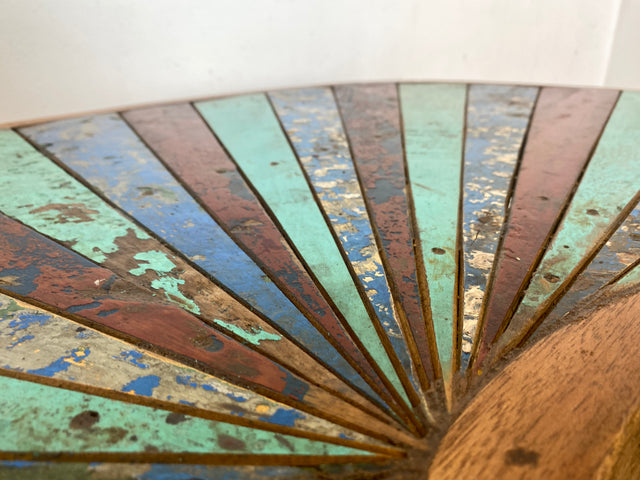 Formschöner und nachhaltiger Couchtisch handgefertigt aus altem Bootsholz in Originalfarben I Teakholz massiv I Wohnzimmertisch Nierentisch Kiddney Coffee Table I