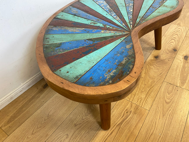 Formschöner und nachhaltiger Couchtisch handgefertigt aus altem Bootsholz in Originalfarben I Teakholz massiv I Wohnzimmertisch Nierentisch Kiddney Coffee Table I