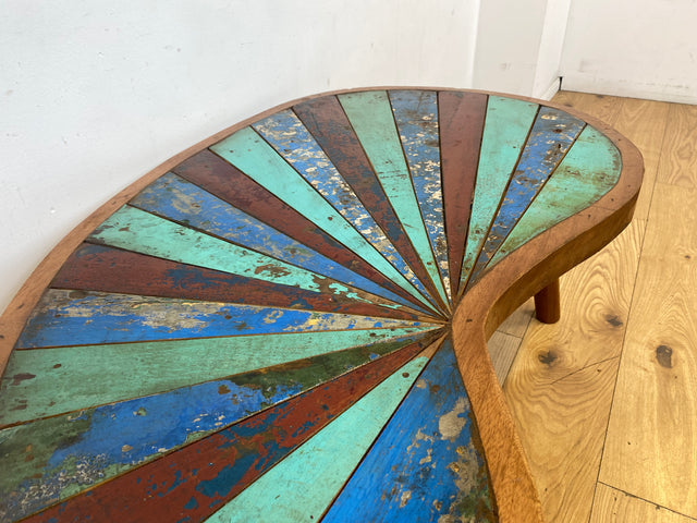 Formschöner und nachhaltiger Couchtisch handgefertigt aus altem Bootsholz in Originalfarben I Teakholz massiv I Wohnzimmertisch Nierentisch Kiddney Coffee Table I