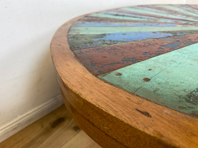 Formschöner und nachhaltiger Couchtisch handgefertigt aus altem Bootsholz in Originalfarben I Teakholz massiv I Wohnzimmertisch Nierentisch Kiddney Coffee Table I
