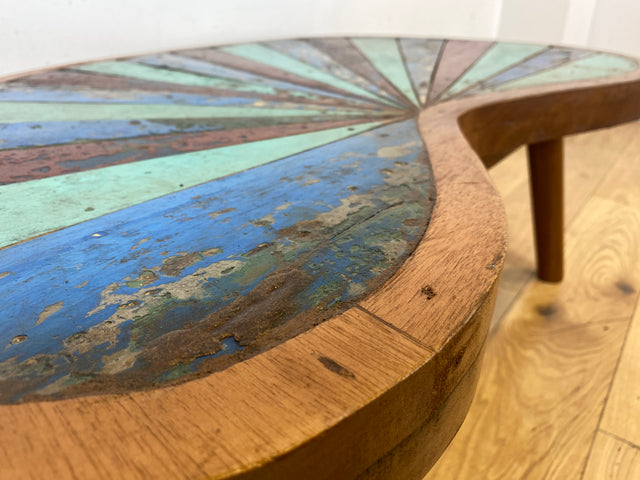 Formschöner und nachhaltiger Couchtisch handgefertigt aus altem Bootsholz in Originalfarben I Teakholz massiv I Wohnzimmertisch Nierentisch Kiddney Coffee Table I