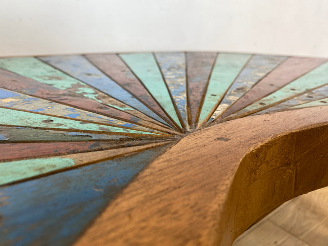 Formschöner und nachhaltiger Couchtisch handgefertigt aus altem Bootsholz in Originalfarben I Teakholz massiv I Wohnzimmertisch Nierentisch Kiddney Coffee Table I
