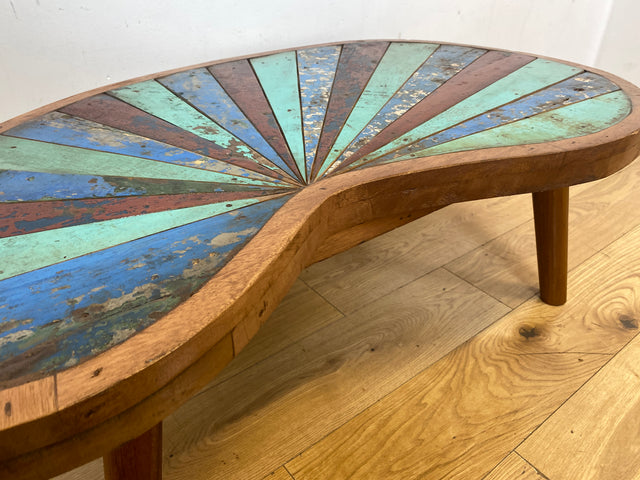 Formschöner und nachhaltiger Couchtisch handgefertigt aus altem Bootsholz in Originalfarben I Teakholz massiv I Wohnzimmertisch Nierentisch Kiddney Coffee Table I