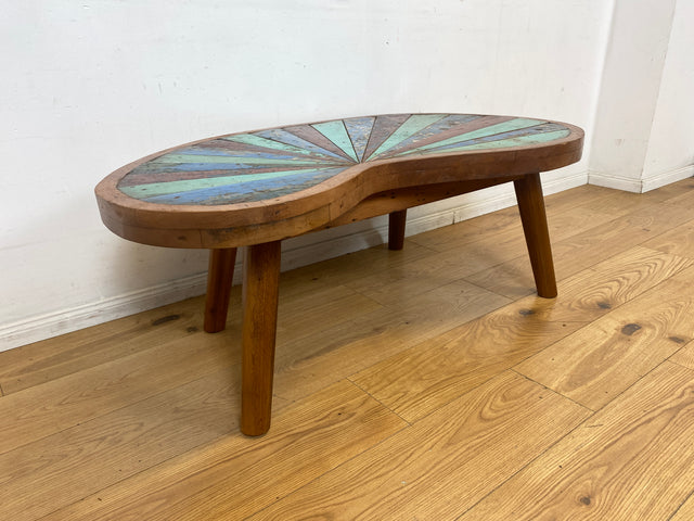 Formschöner und nachhaltiger Couchtisch handgefertigt aus altem Bootsholz in Originalfarben I Teakholz massiv I Wohnzimmertisch Nierentisch Kiddney Coffee Table I