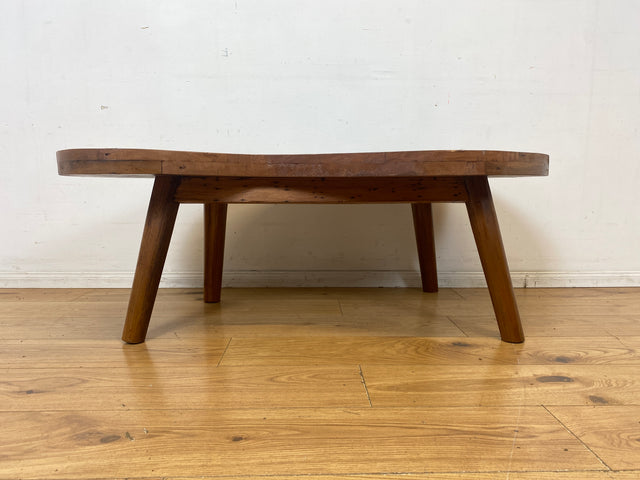 Formschöner und nachhaltiger Couchtisch handgefertigt aus altem Bootsholz in Originalfarben I Teakholz massiv I Wohnzimmertisch Nierentisch Kiddney Coffee Table I
