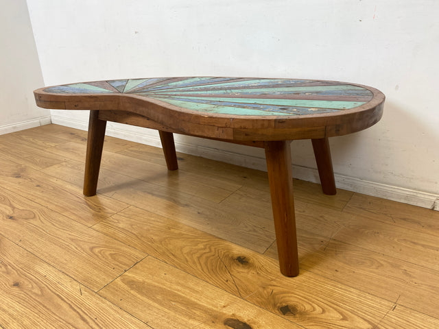 Formschöner und nachhaltiger Couchtisch handgefertigt aus altem Bootsholz in Originalfarben I Teakholz massiv I Wohnzimmertisch Nierentisch Kiddney Coffee Table I