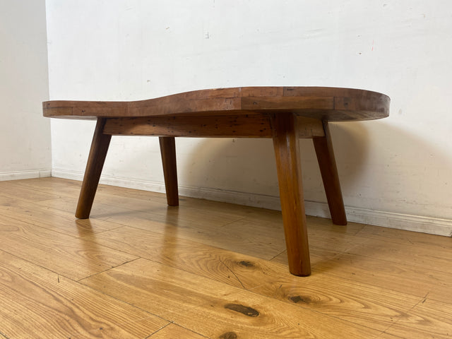 Formschöner und nachhaltiger Couchtisch handgefertigt aus altem Bootsholz in Originalfarben I Teakholz massiv I Wohnzimmertisch Nierentisch Kiddney Coffee Table I
