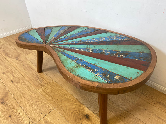 Formschöner und nachhaltiger Couchtisch handgefertigt aus altem Bootsholz in Originalfarben I Teakholz massiv I Wohnzimmertisch Nierentisch Kiddney Coffee Table I