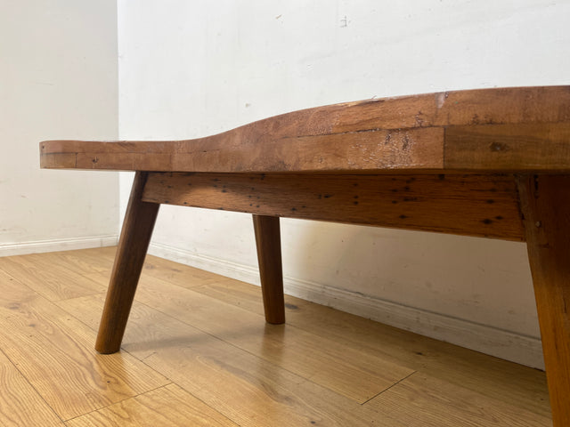 Formschöner und nachhaltiger Couchtisch handgefertigt aus altem Bootsholz in Originalfarben I Teakholz massiv I Wohnzimmertisch Nierentisch Kiddney Coffee Table I