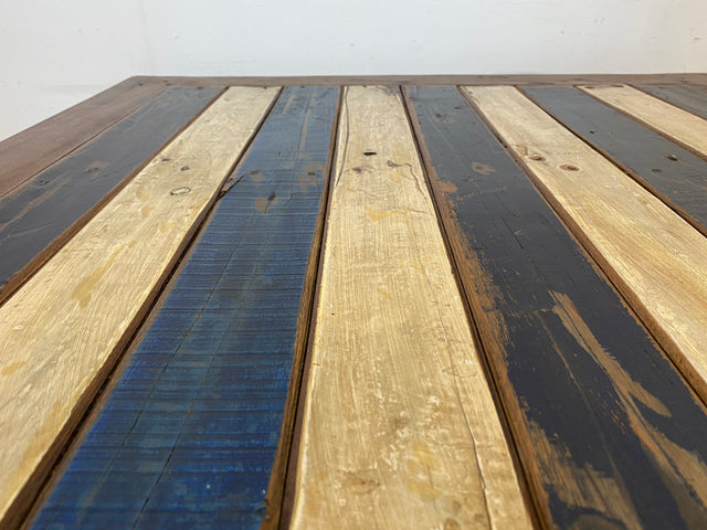Nachhaltiger Esstisch handgefertigt aus altem Bootsholz I Teakholz massiv in Originalfarben
