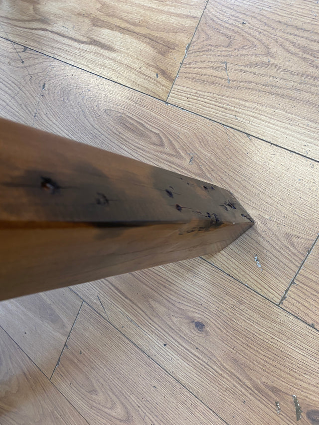 Nachhaltiger Esstisch handgefertigt aus altem Bootsholz I Teakholz massiv in Originalfarben