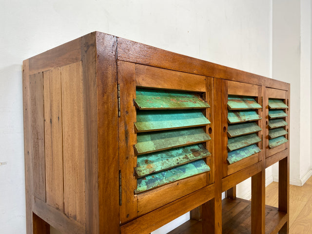 Außergewöhnlicher Schrank handgefertigt aus altem Bootsholz mit Lamellen Türen I Highboard Sideboard Kommode Anrichte Küchenschrank Flurkommode Flurschrank I