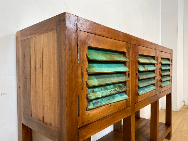 Außergewöhnlicher Schrank handgefertigt aus altem Bootsholz mit Lamellen Türen I Highboard Sideboard Kommode Anrichte Küchenschrank Flurkommode Flurschrank I