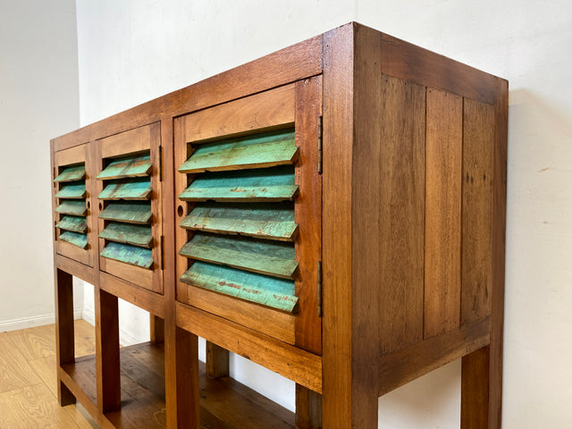 Außergewöhnlicher Schrank handgefertigt aus altem Bootsholz mit Lamellen Türen I Highboard Sideboard Kommode Anrichte Küchenschrank Flurkommode Flurschrank I