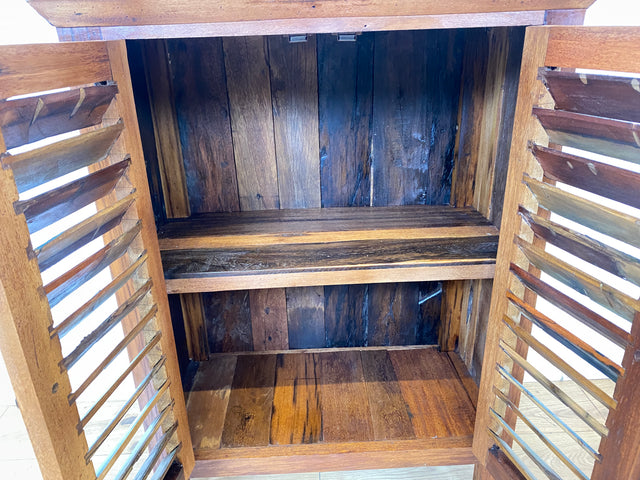 Freundlicher Schrank handgefertigt aus altem Bootsholz mit Lamellen Türen I Highboard Kommode Flurkommode Sideboard Schuhkommode Schuhschrank Wäschekommode I