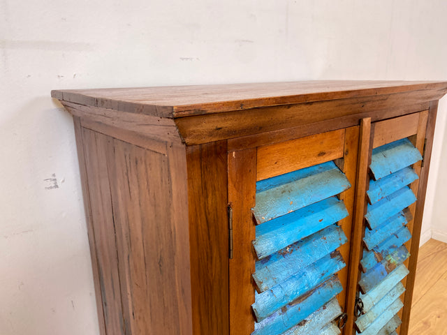 Freundlicher Schrank handgefertigt aus altem Bootsholz mit Lamellen Türen I Highboard Kommode Flurkommode Sideboard Schuhkommode Schuhschrank Wäschekommode I