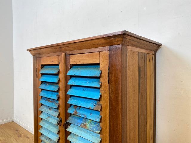 Freundlicher Schrank handgefertigt aus altem Bootsholz mit Lamellen Türen I Highboard Kommode Flurkommode Sideboard Schuhkommode Schuhschrank Wäschekommode I