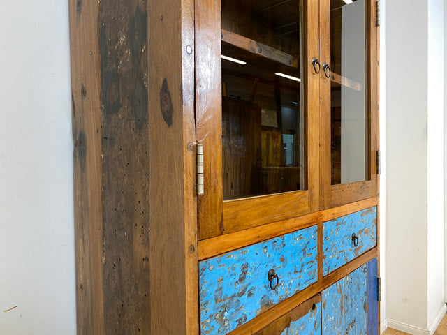 Formschöne Vitrine handgefertigt aus altem Bootsholz mit Schubladen I Schrank Highboard Bücherschrank Büchervitrine Geschirrschrank Küchenschrank Treibholz I