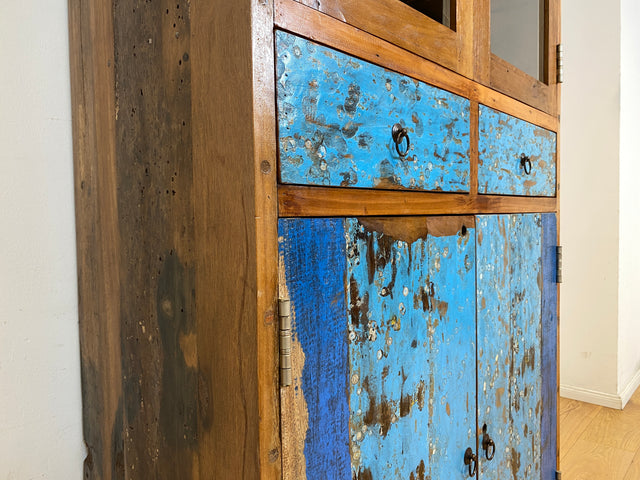 Formschöne Vitrine handgefertigt aus altem Bootsholz mit Schubladen I Schrank Highboard Bücherschrank Büchervitrine Geschirrschrank Küchenschrank Treibholz I