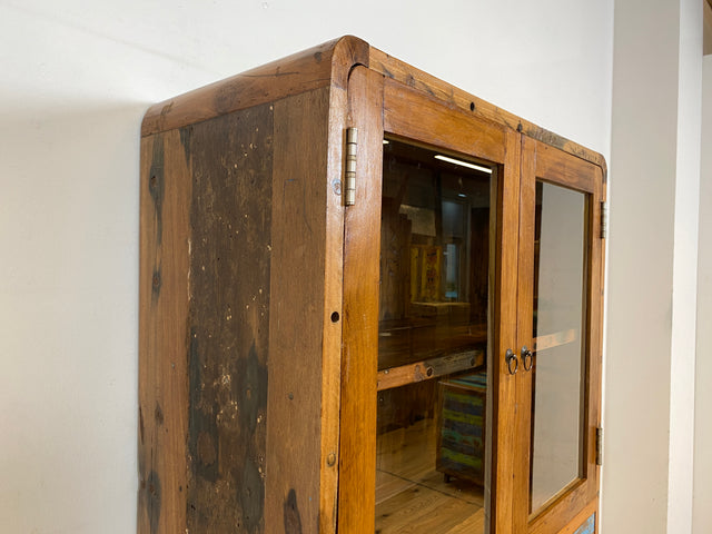 Formschöne Vitrine handgefertigt aus altem Bootsholz mit Schubladen I Schrank Highboard Bücherschrank Büchervitrine Geschirrschrank Küchenschrank Treibholz I