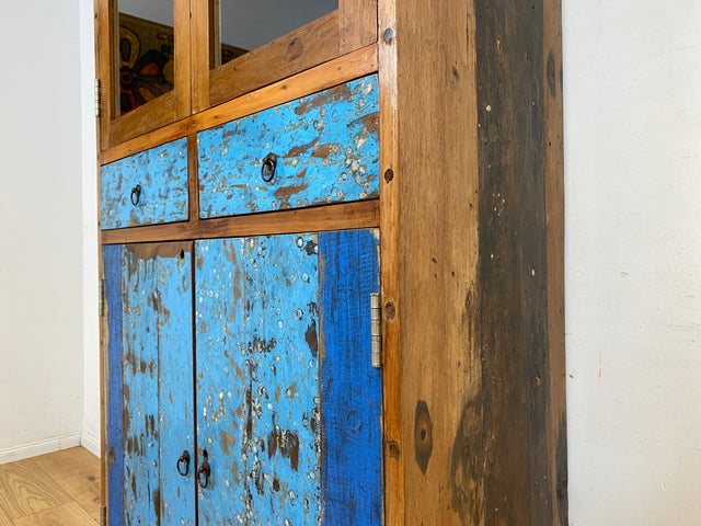 Formschöne Vitrine handgefertigt aus altem Bootsholz mit Schubladen I Schrank Highboard Bücherschrank Büchervitrine Geschirrschrank Küchenschrank Treibholz I