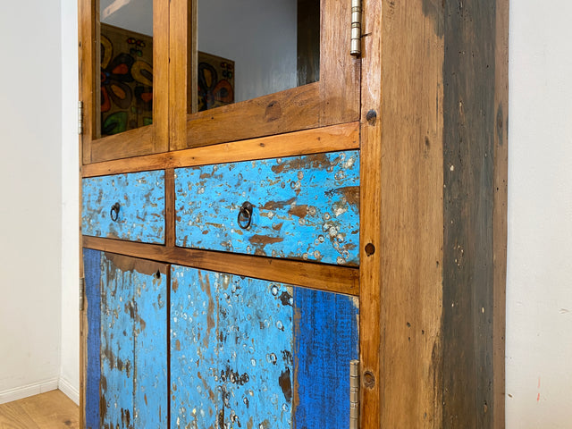 Formschöne Vitrine handgefertigt aus altem Bootsholz mit Schubladen I Schrank Highboard Bücherschrank Büchervitrine Geschirrschrank Küchenschrank Treibholz I