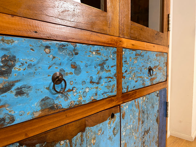 Formschöne Vitrine handgefertigt aus altem Bootsholz mit Schubladen I Schrank Highboard Bücherschrank Büchervitrine Geschirrschrank Küchenschrank Treibholz I