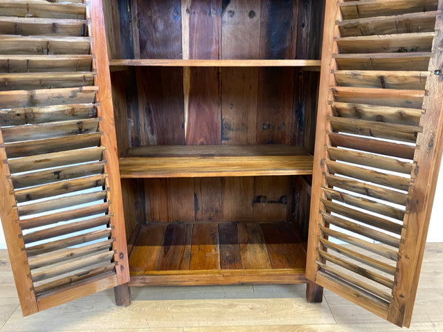 Sehr schöner Wäscheschrank handgefertigt aus altem Bootsholz in Originalfarben mit Lamellen Türen I Schrank Kleiderschrank Flurschrank Highboard Bücherschrank I