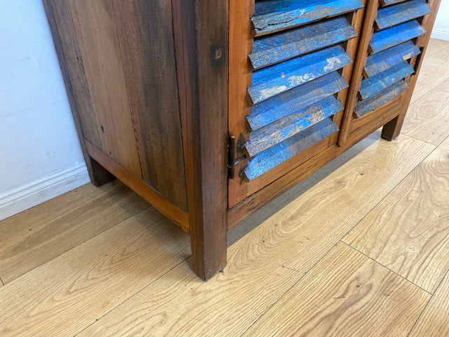 Sehr schöner Wäscheschrank handgefertigt aus altem Bootsholz in Originalfarben mit Lamellen Türen I Schrank Kleiderschrank Flurschrank Highboard Bücherschrank I